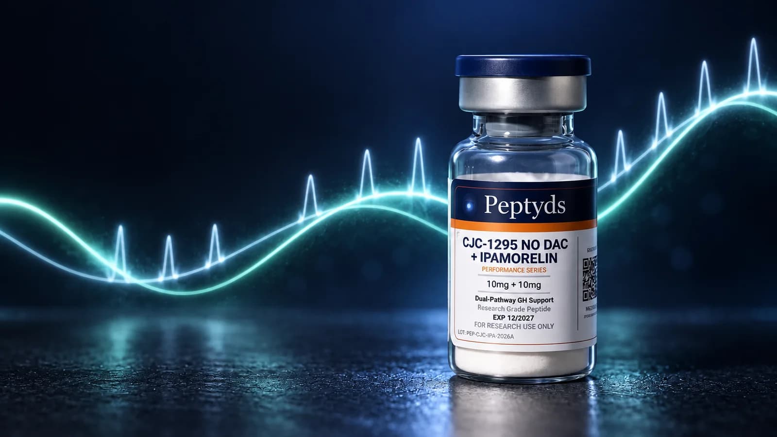 Ein versiegeltes Forschungs-Vial von Peptyds mit CJC-1295 (no DAC) + Ipamorelin auf einer dunklen Fläche, dahinter eine leuchtende mintgrüne Pulswelle, die ansteigt und abfällt.