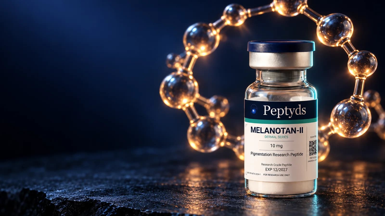 Ein versiegeltes Forschungs-Vial Melanotan II von Peptyds, eingerahmt von einem leuchtenden bernsteinfarbenen Ring aus gläsernen Molekülperlen auf einer dunklen Steinfläche.