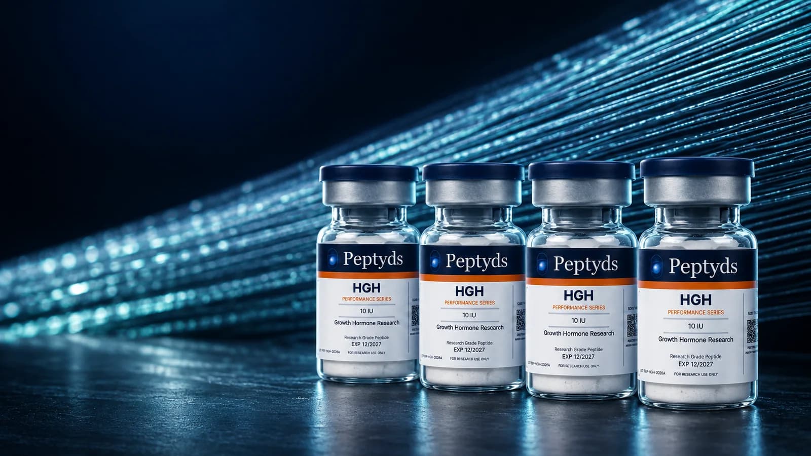 Vier versiegelte HGH-Forschungs-Vials von Peptyds in einer Reihe auf einer dunklen Fläche unter weit geschwungenen Streifen aus petrolfarbenem Licht.